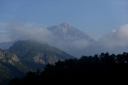 Olympos se objevil mezi mraky.